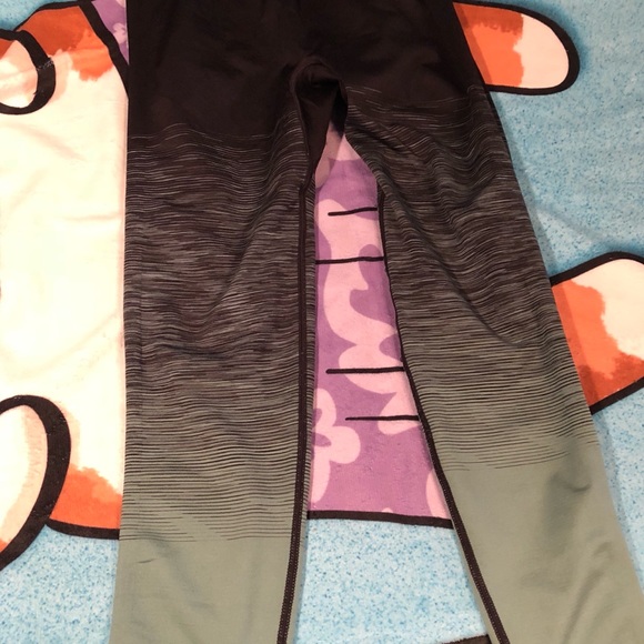 BNWT Pink Victoria’s Secret Ultimate Leggings - Picture 2 of 5